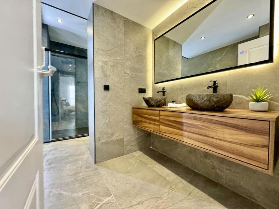 4Bd Central Soho Luxe Retreat Terrace 2Bh & Ac มาลากา ภายนอก รูปภาพ